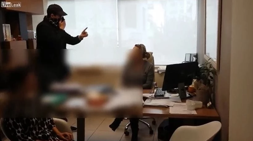 Ο Ρουβίκωνας απειλεί συμβολαιογράφο: Άλλαξε όνομα και διεύθυνση, θα πάθεις 100 φορές χειρότερα